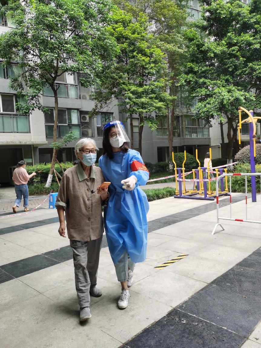 2022.9.5綜合辦公室行政文秘何彥同志（預(yù)備黨員）參與營門口街道銀桂社區(qū)所住小區(qū)（金牛區(qū)華宇錦城名都）協(xié)助核酸檢測秩序維護(hù)、負(fù)責(zé)幫助參加核酸的有困難老人、孩童 (1)