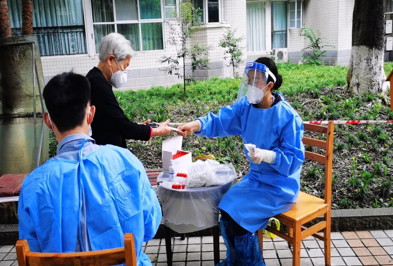 2022.9.4現(xiàn)代農(nóng)擔(dān)黨支部組織委員、副總經(jīng)理高洪燕在所住小區(qū)（武侯區(qū)雙楠花園）協(xié)助社區(qū)核酸檢測登記、掃碼工作