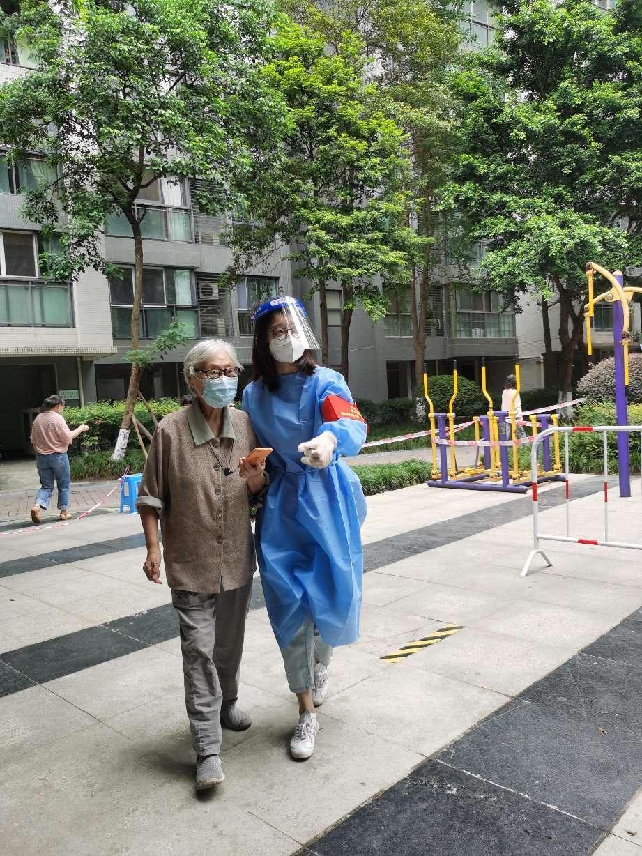 2022.9.5綜合辦公室行政文秘何彥同志（預備黨員）參與營門口街道銀桂社區(qū)所住小區(qū)（金牛區(qū)華宇錦城名都）協(xié)助核酸檢測秩序維護、負責幫助參加核酸的有困難老人、孩童 (1)