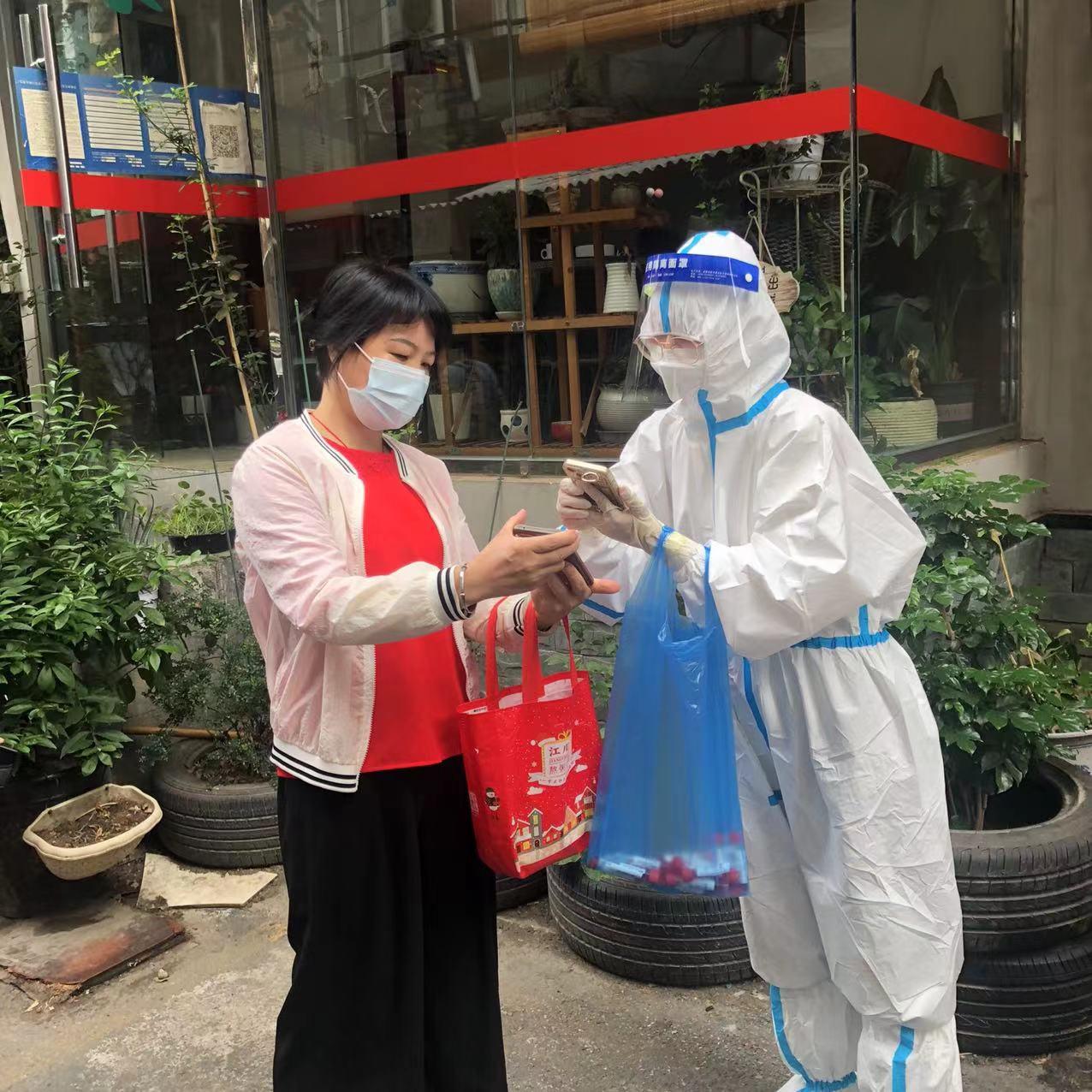 9月5日上午，擔保業(yè)務(wù)二部鄒杰（入黨積極分子）到崇德里社區(qū)報道，經(jīng)過崗前培訓后，投入到核酸檢測掃碼錄入工作（1）